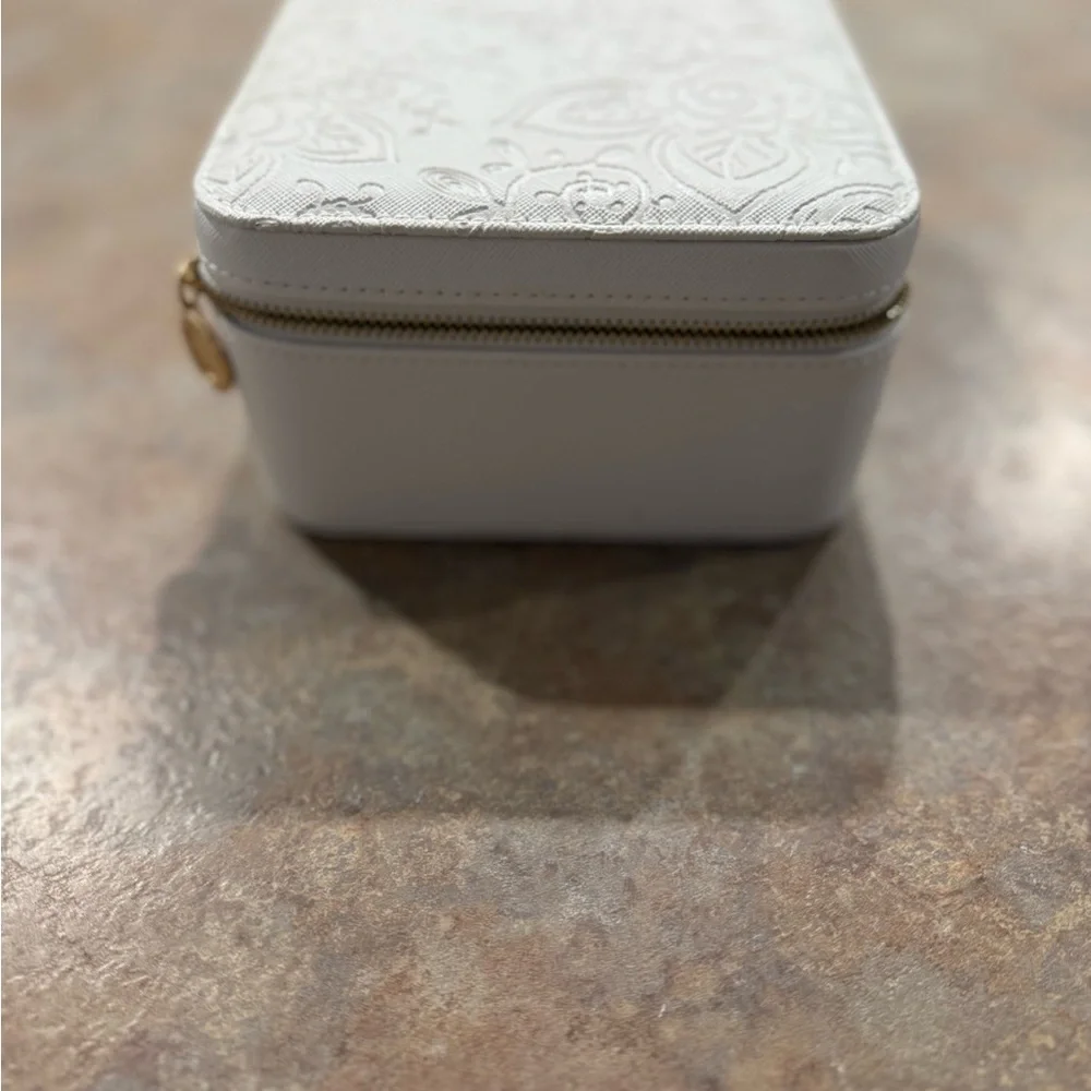 Pandora White Embossed Zip Jewelry Box Travel for Rings Bracelet and Necklace
